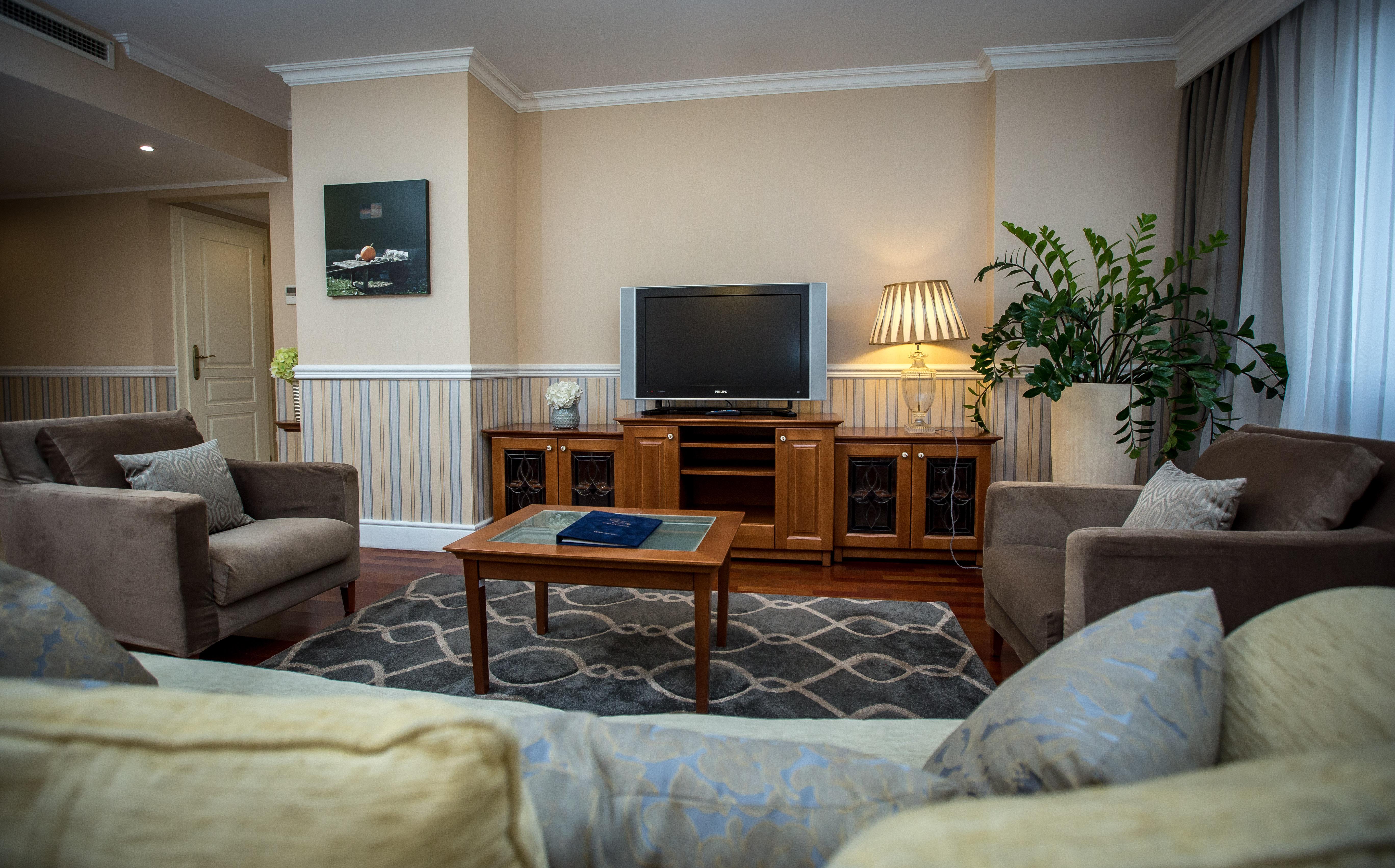Queen's Court Hotel&residencia Hotel