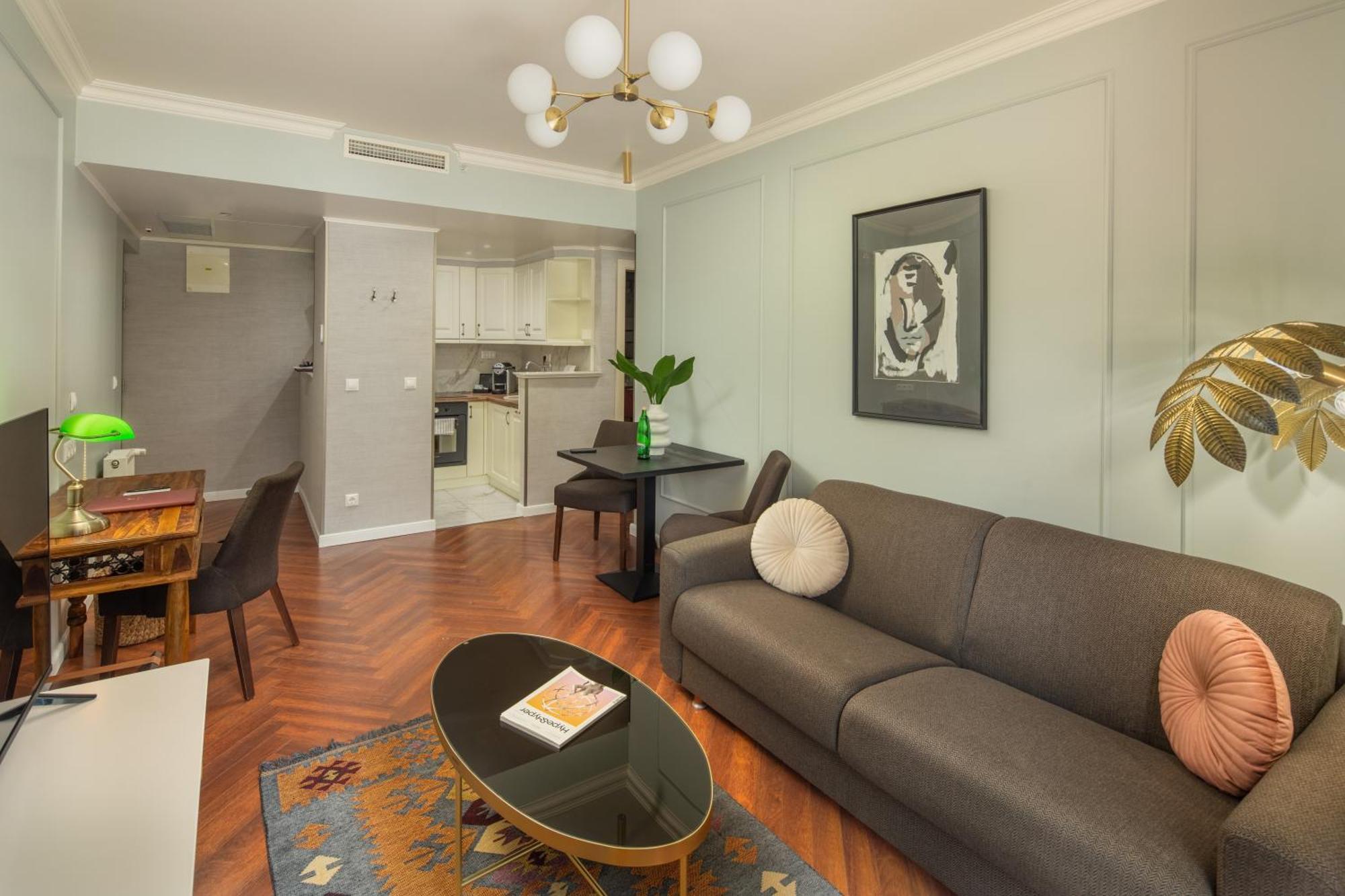 Queen's Court Hotel&residencia