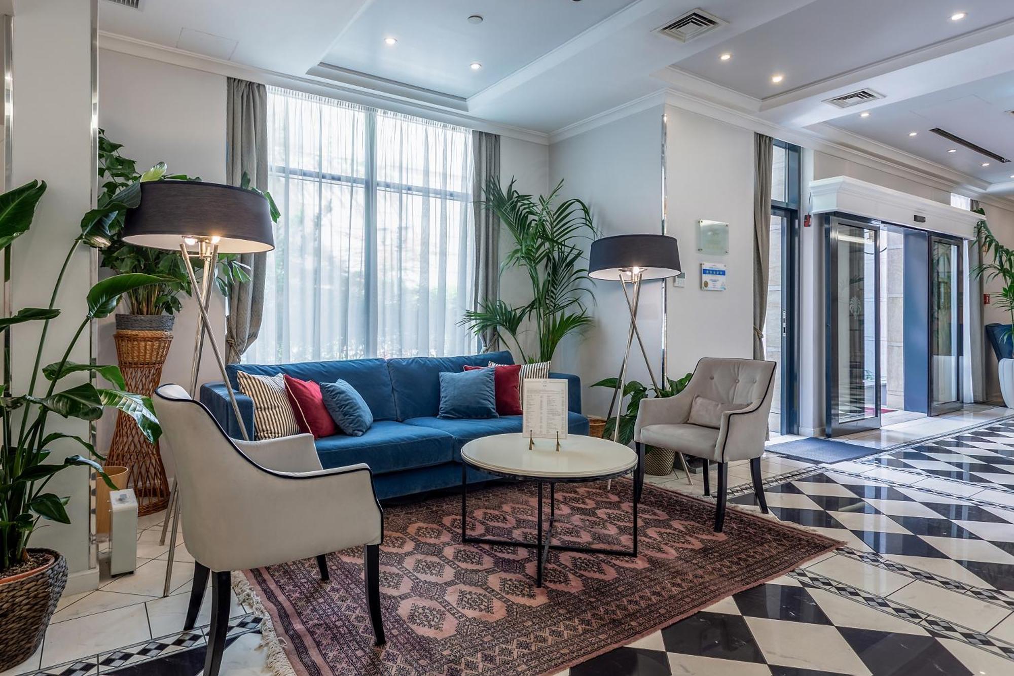 Queen's Court Hotel&residencia